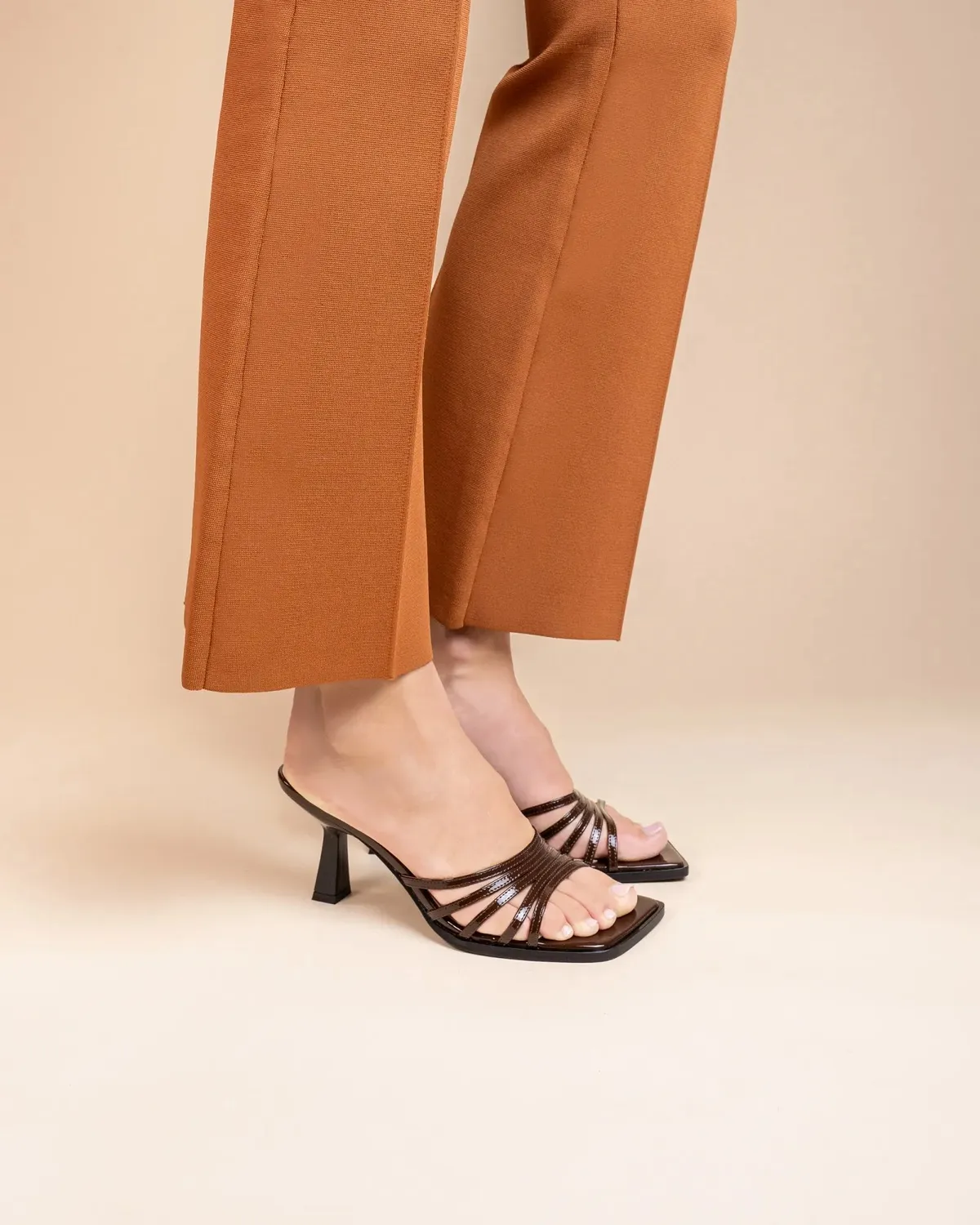 Mi/Mai Isamu Chocolate Patent mules verni talon haut