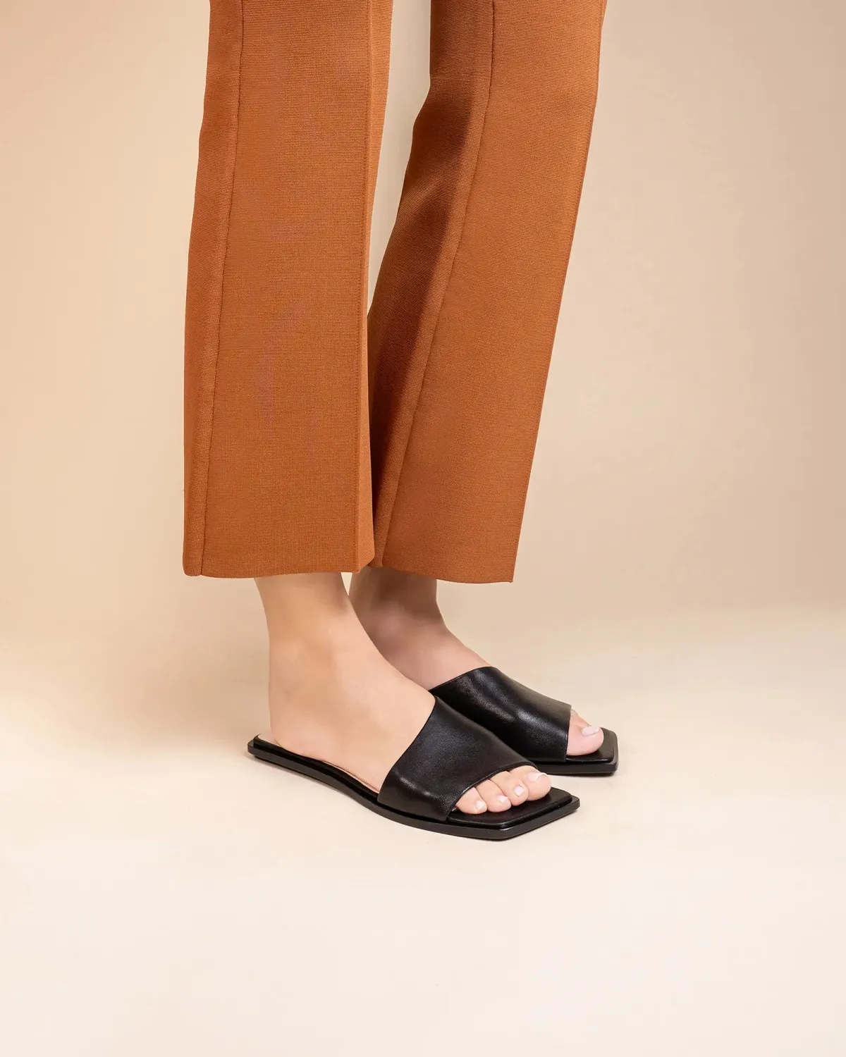 Mi/Mai Eero Black mules plates cuir noir bride large