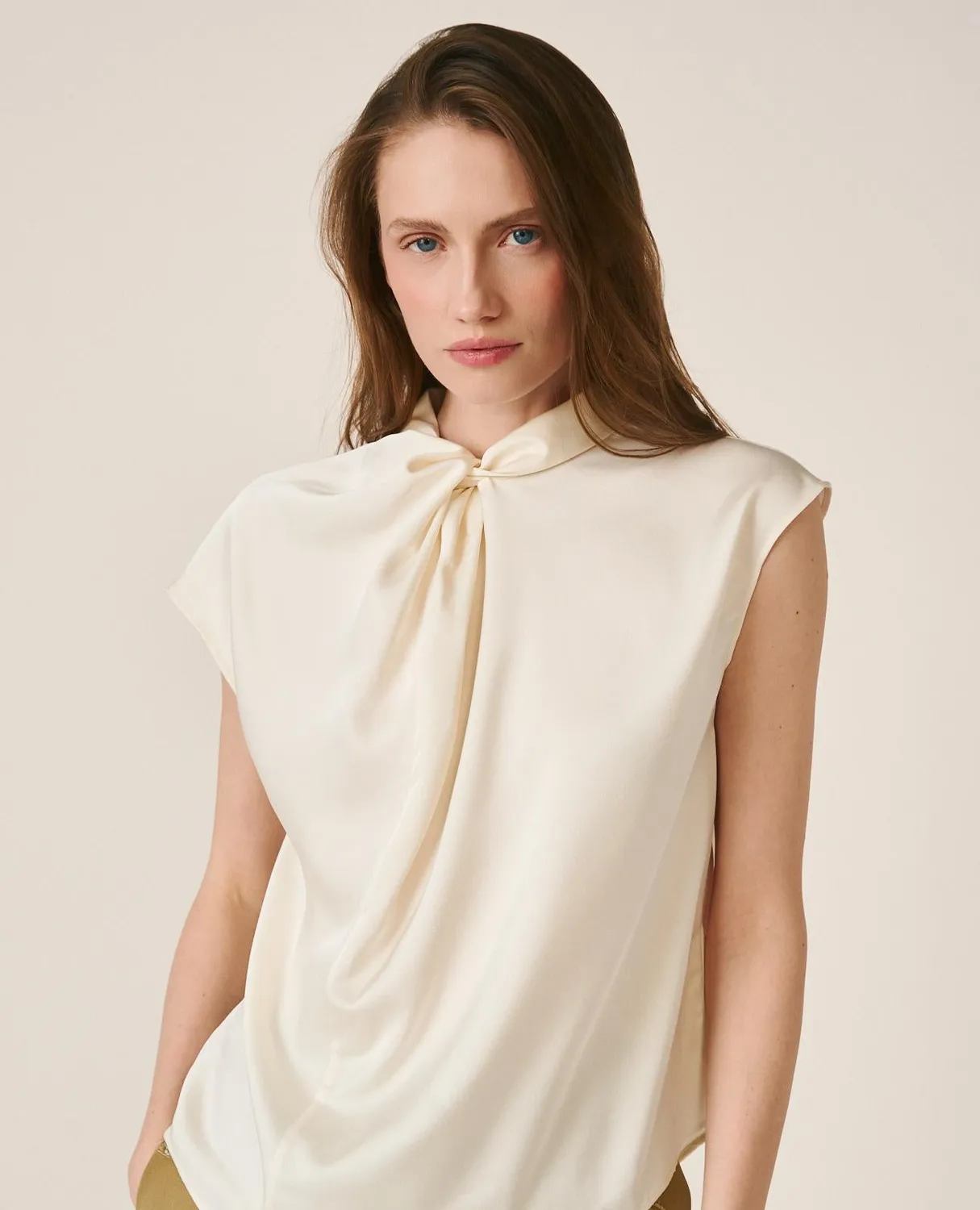 Alma en Pena V26CL0516 blouse satin blanche sans manches