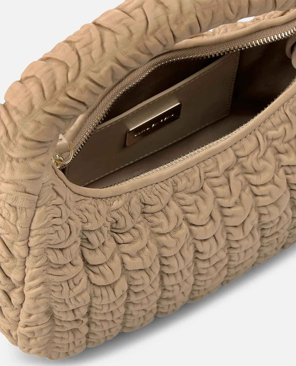Alma en Pena V26BG024 sac bandouliere cuir relief arena
