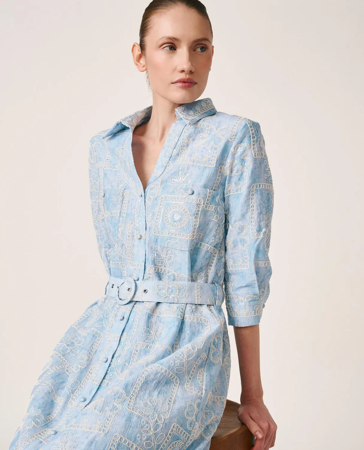 Alma en Pena V26CL0250 robe midi bleue tencel brodée
