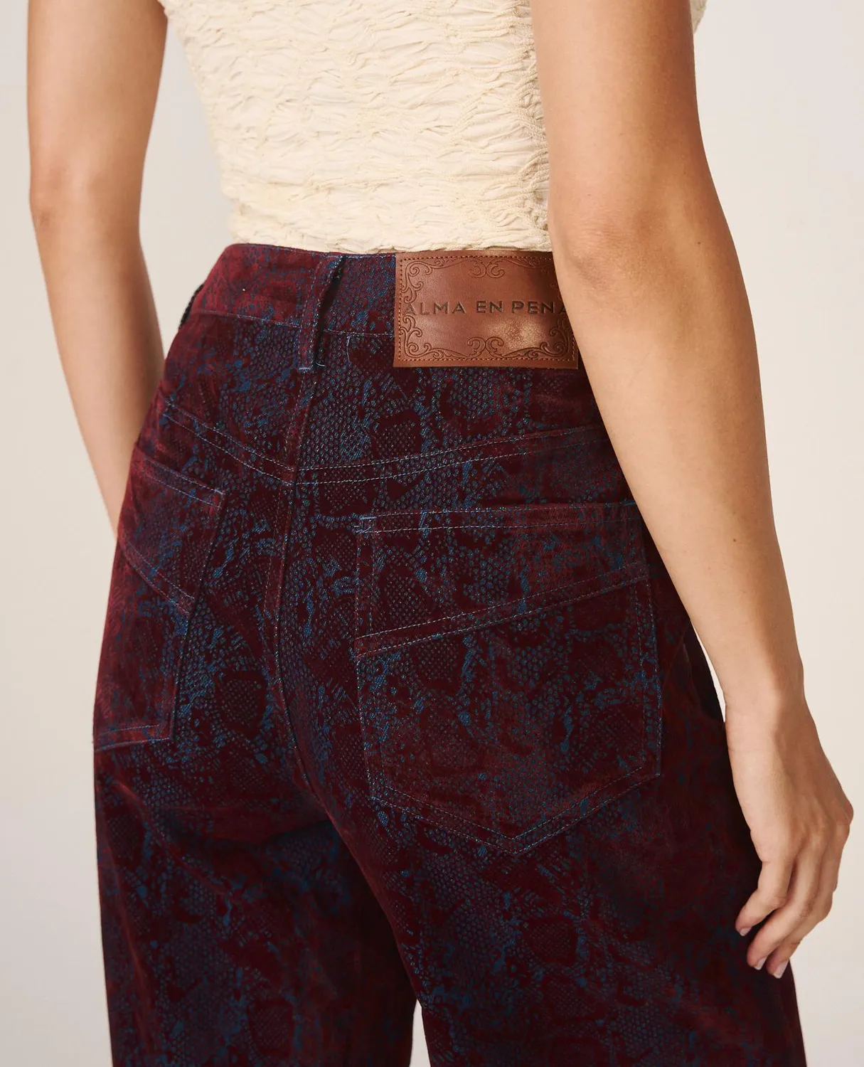 Alma en Pena I26CL1612 jean droit bordeaux velours
