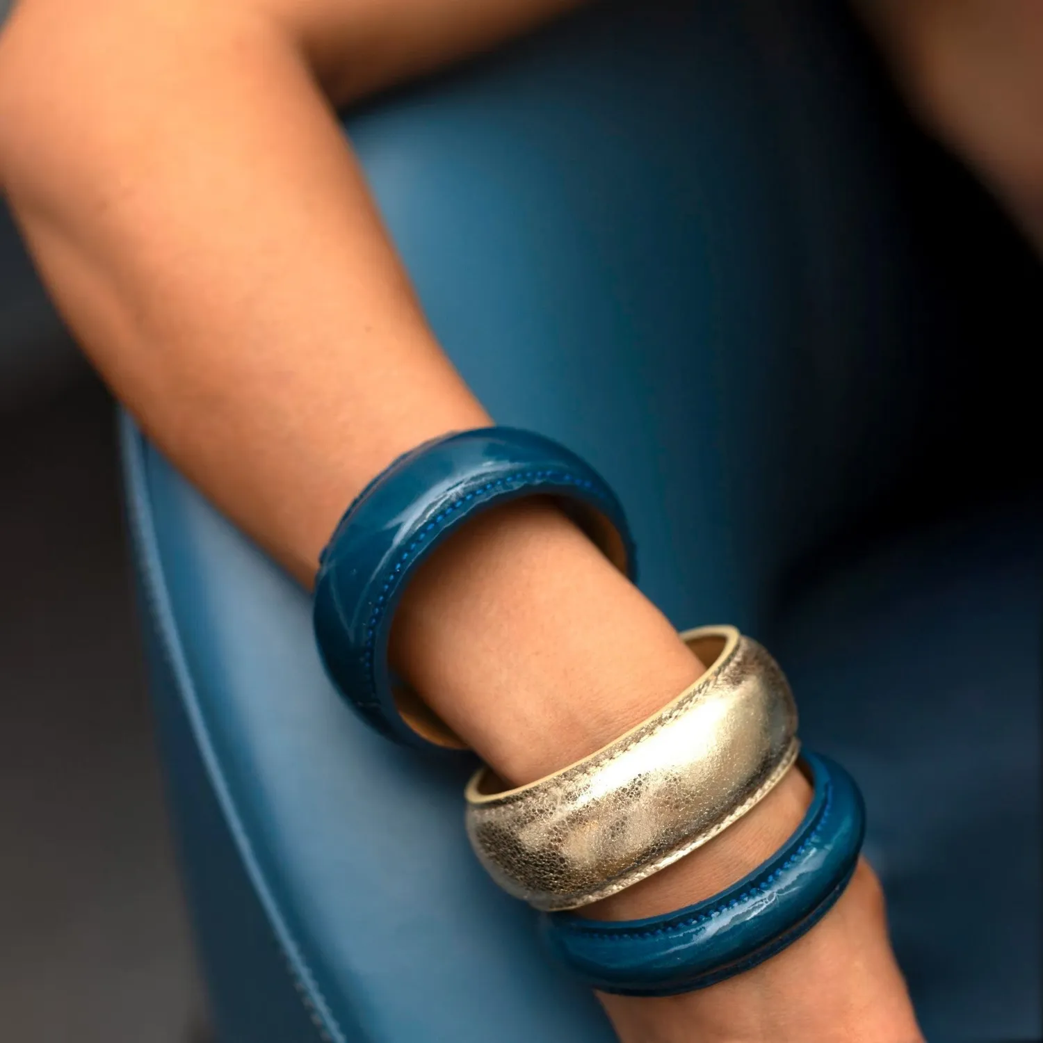 Karine Arabian JONC bracelet bleu canard cuir verni