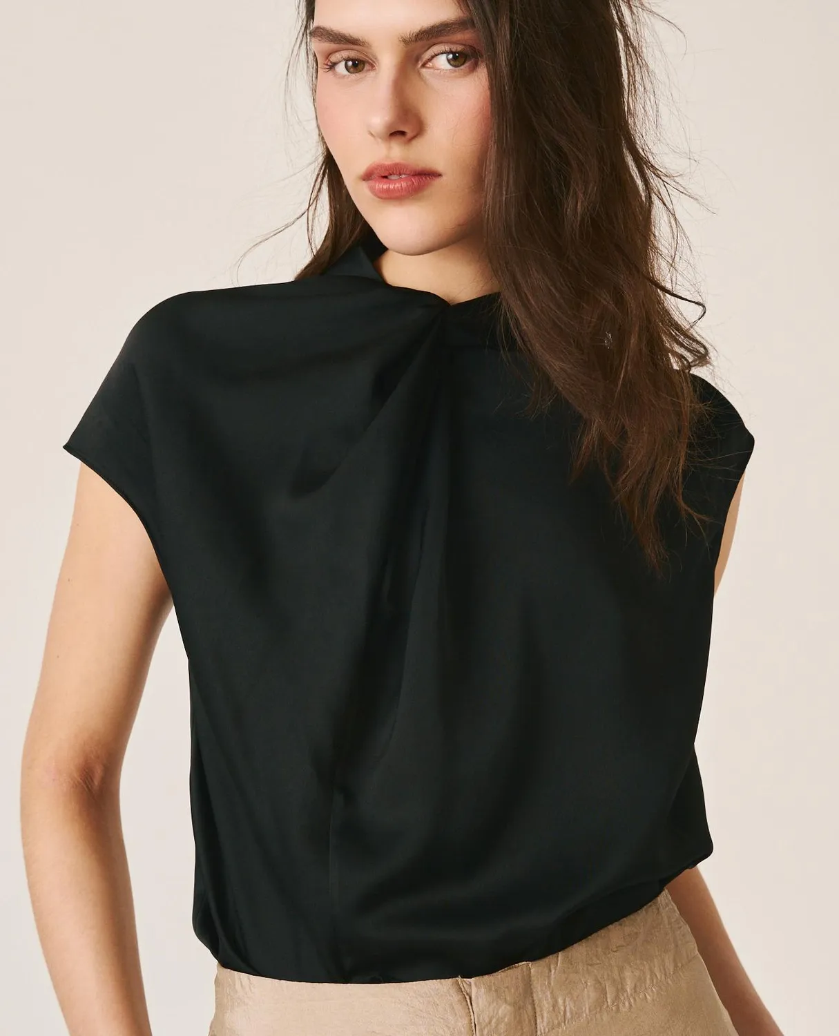 Alma en Pena V26CL0516 blouse satin noire sans manches