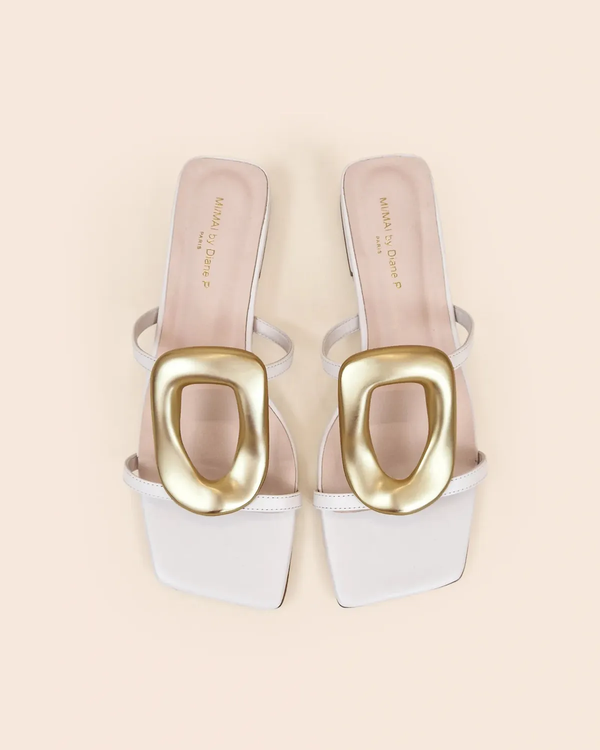 Mi/Mai Kos White nu-pieds cuir blanc bijou doré plat