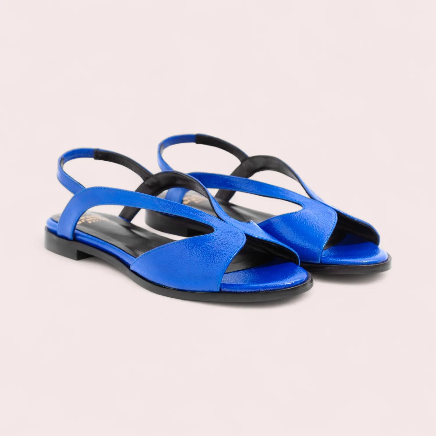 Karine Arabian Yoni sandale plate cuir bleu électrique