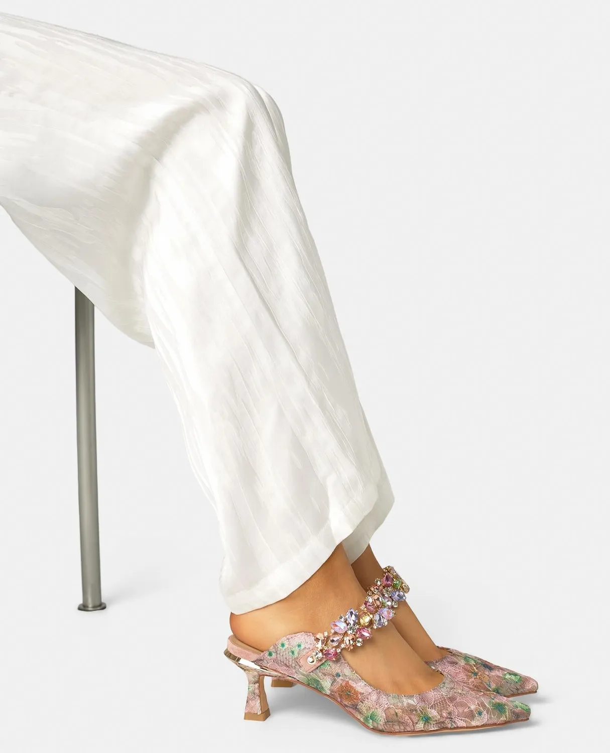 Alma en Pena V262204 Mules Rose Dentelle Talon 6 cm