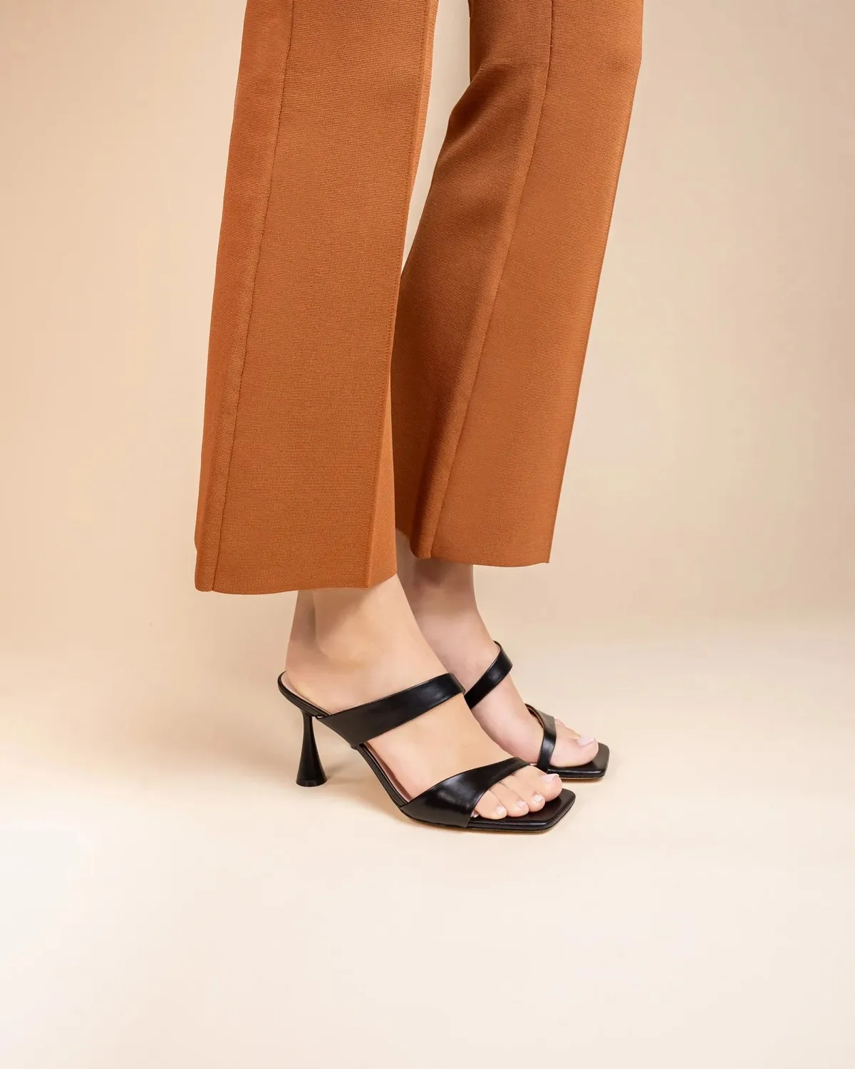 Mi/Mai Tara Black sandales mules cuir noir bout carré