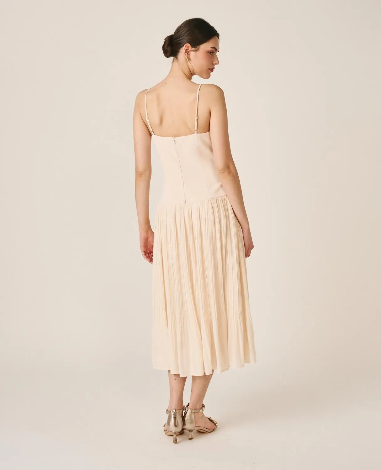 Alma en Pena V26CL0248 robe midi crêpe ivoire plissée bretelles