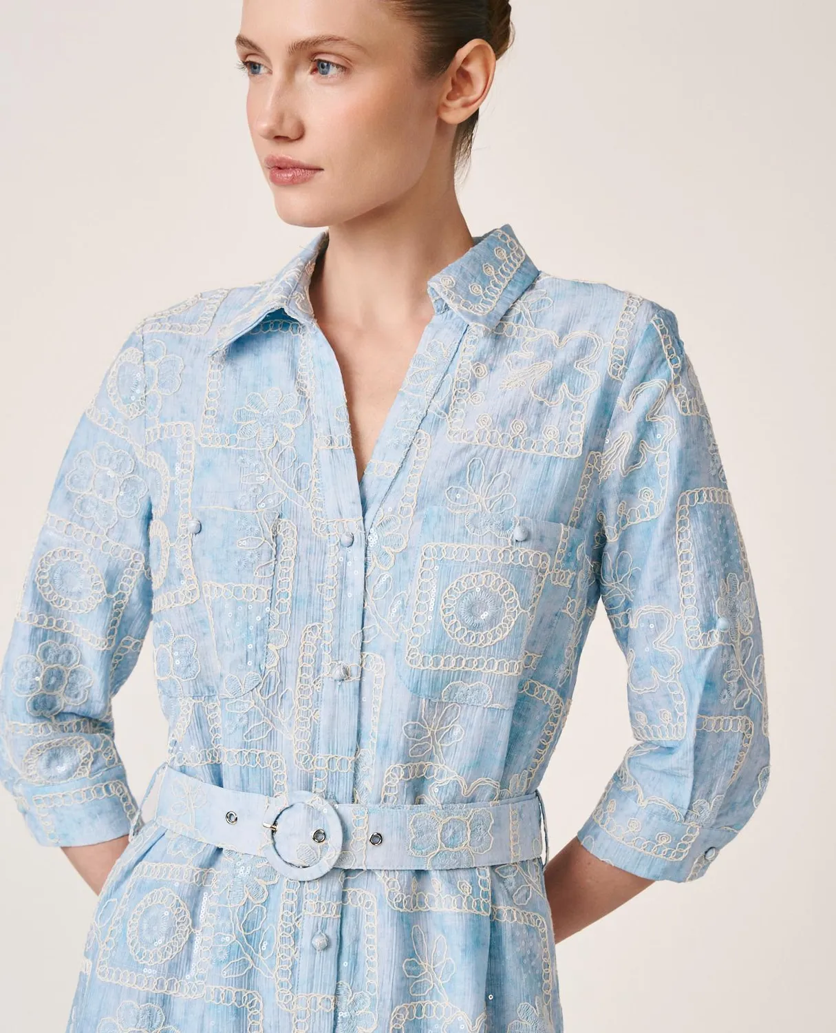 Alma en Pena V26CL0250 robe midi bleue tencel brodée