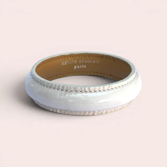 Karine Arabian Jonc bracelet verni crème brillant