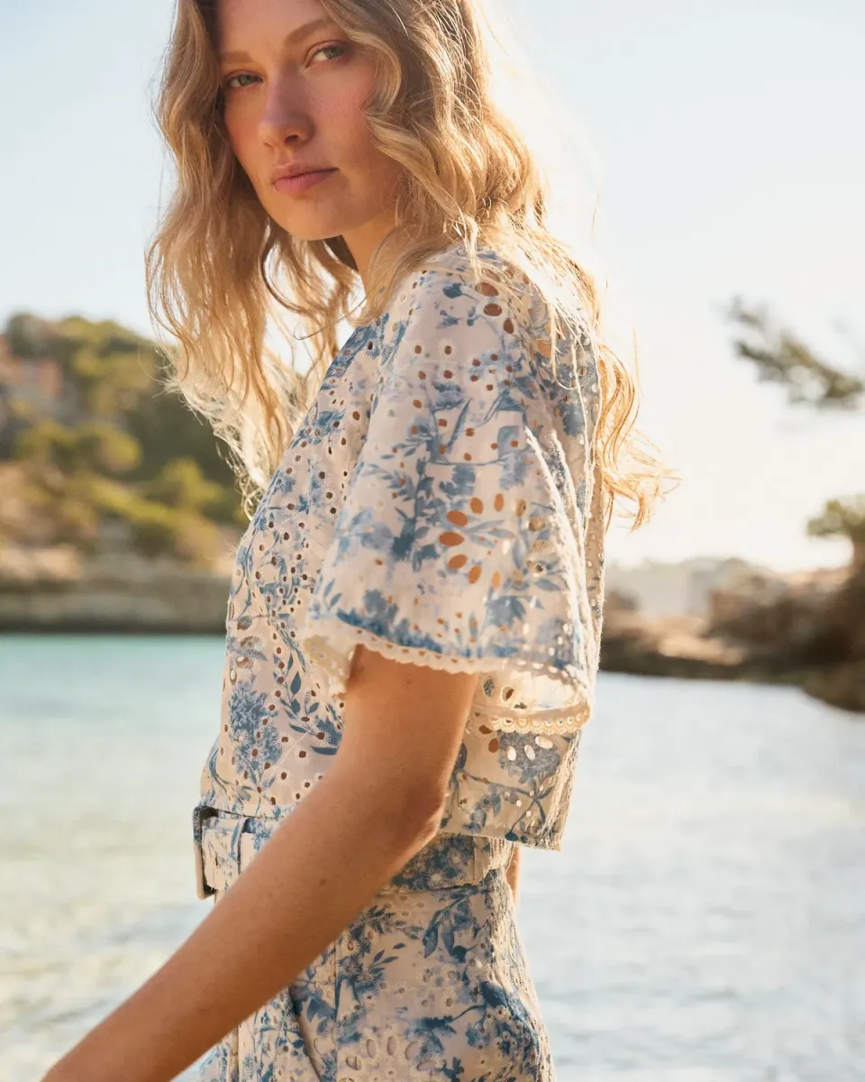 Alma en Pena V26CL0618 top bleu floral brodé