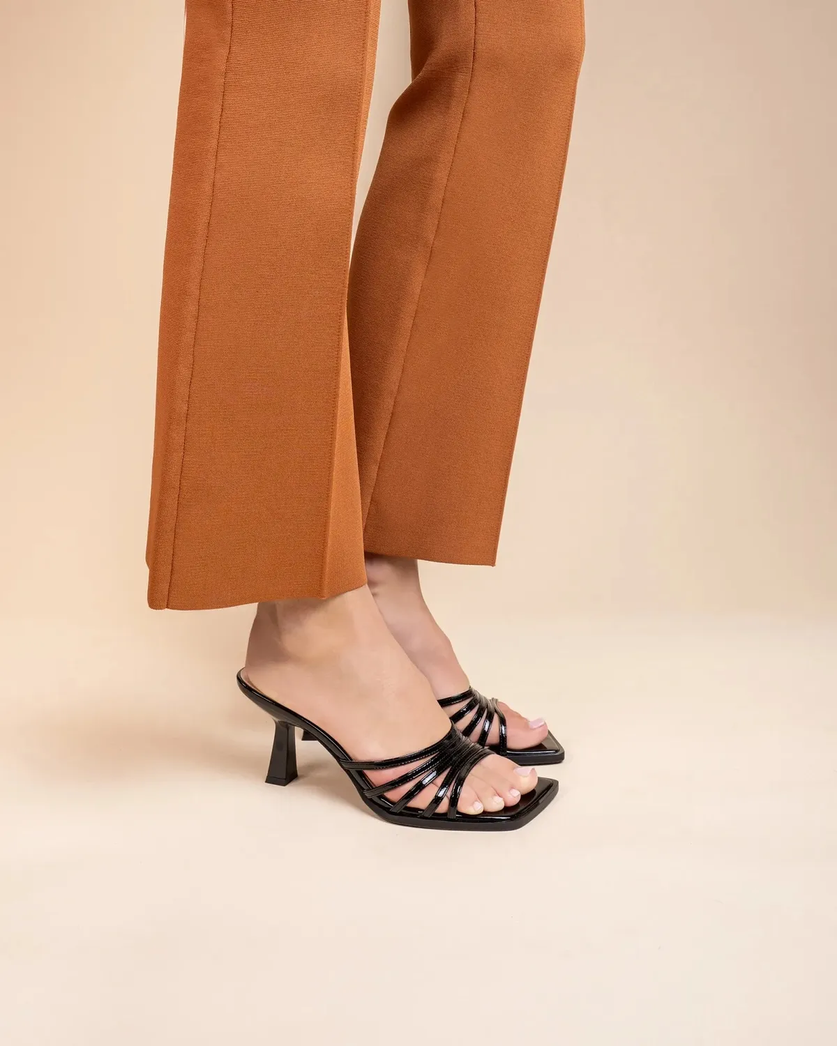 Mi/Mai Isamu Black Patent mules verni noir talon stable