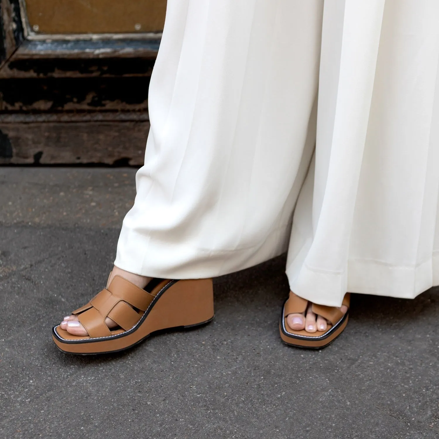 Karine Arabian Cleya mule cuir camel compensée
