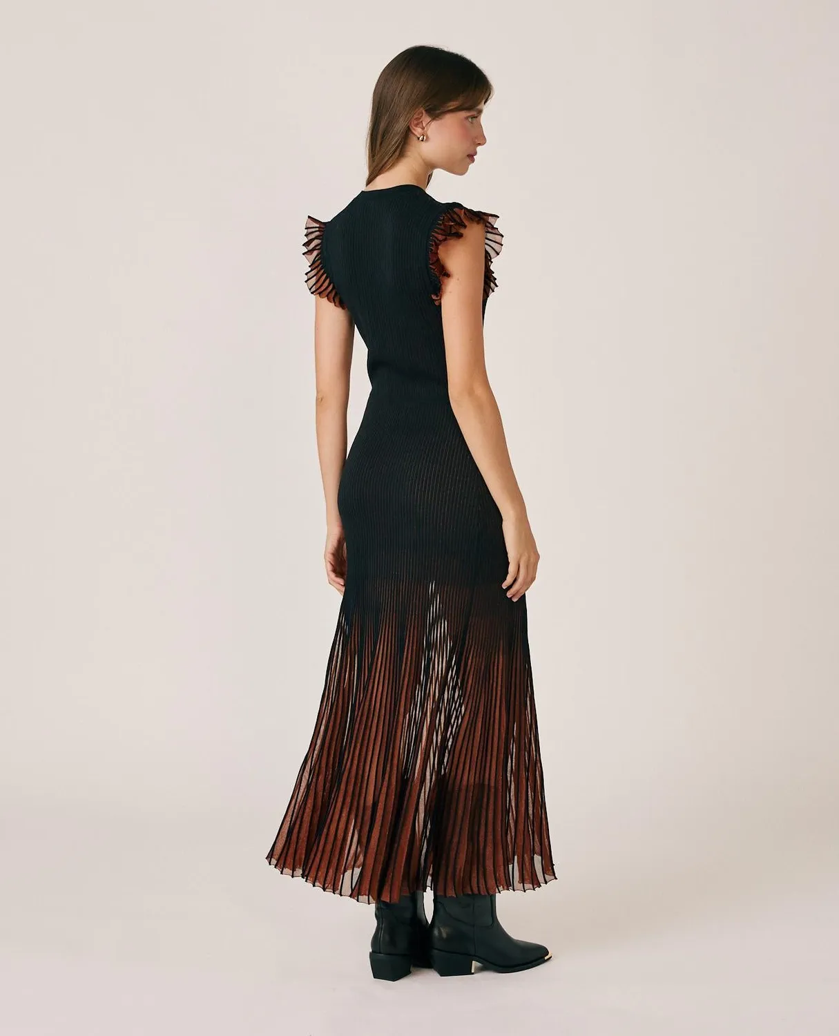 Alma en Pena I26CL0212 robe midi noire canalé ajustée