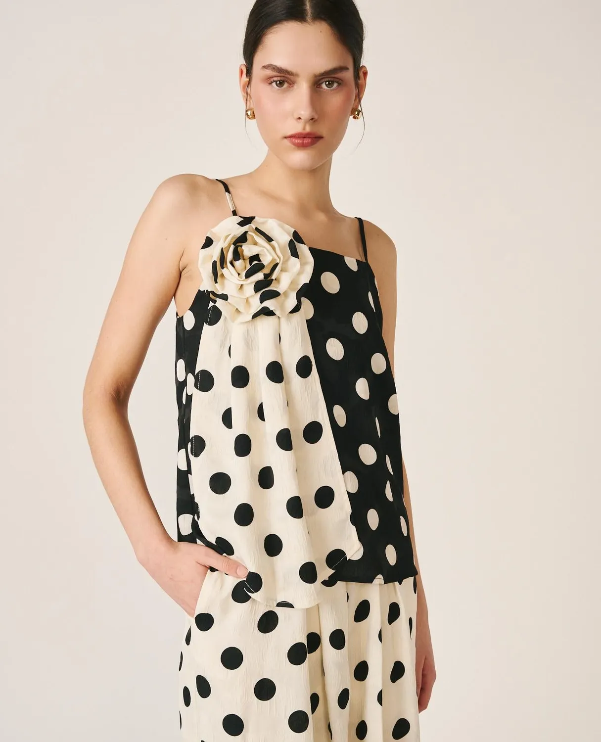 Alma en Pena V26CL0611 top satin à pois noir
