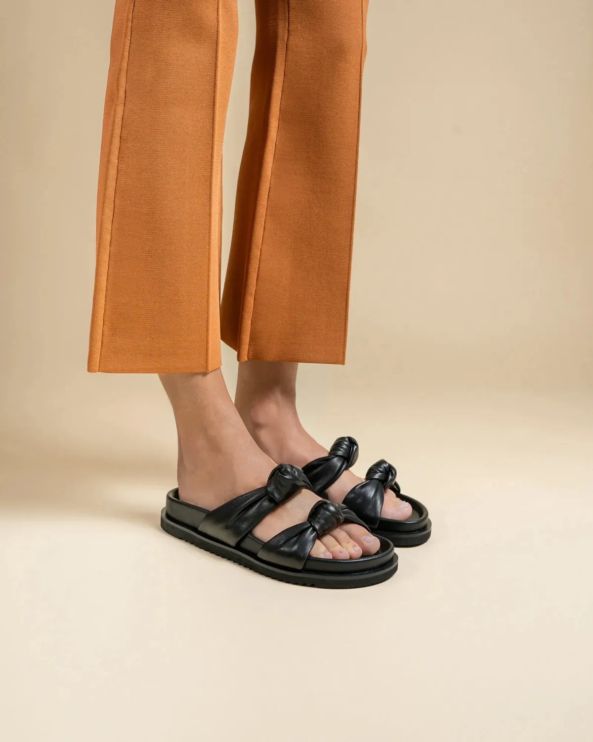 Mi/Mai Dona Black mules plates cuir agneau noir