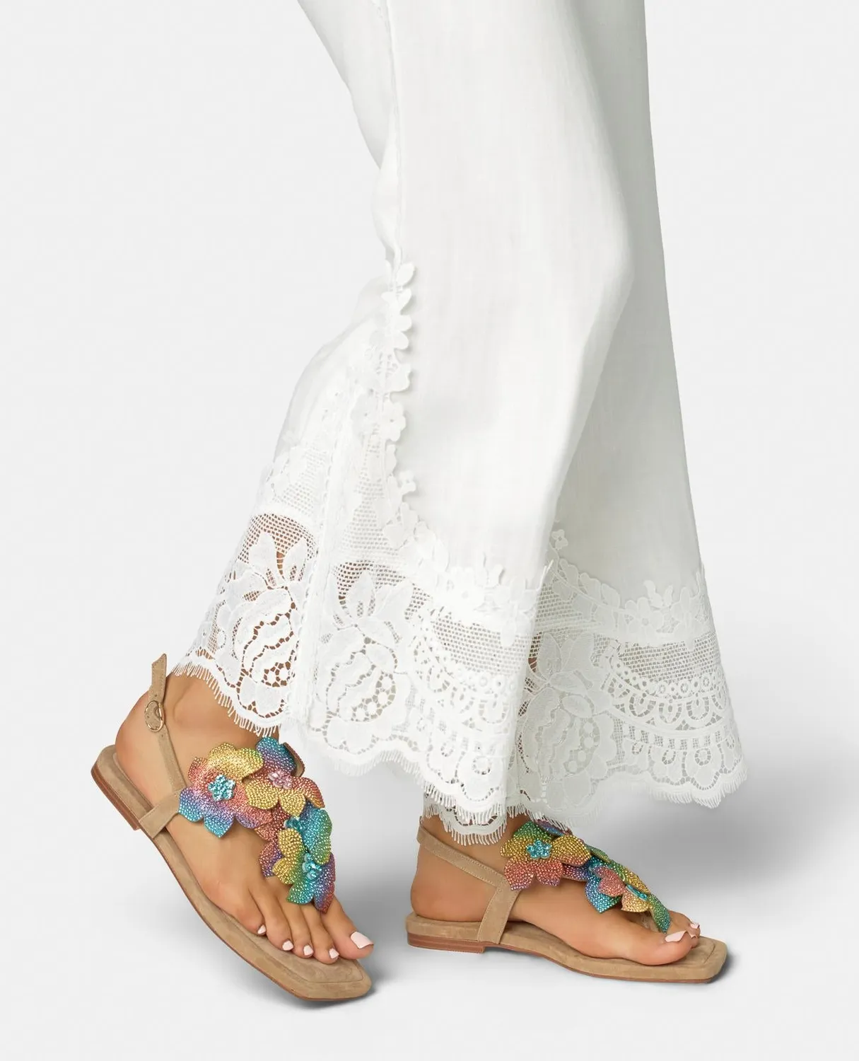 Alma en Pena V268442 sandales plates sable fleurs strass