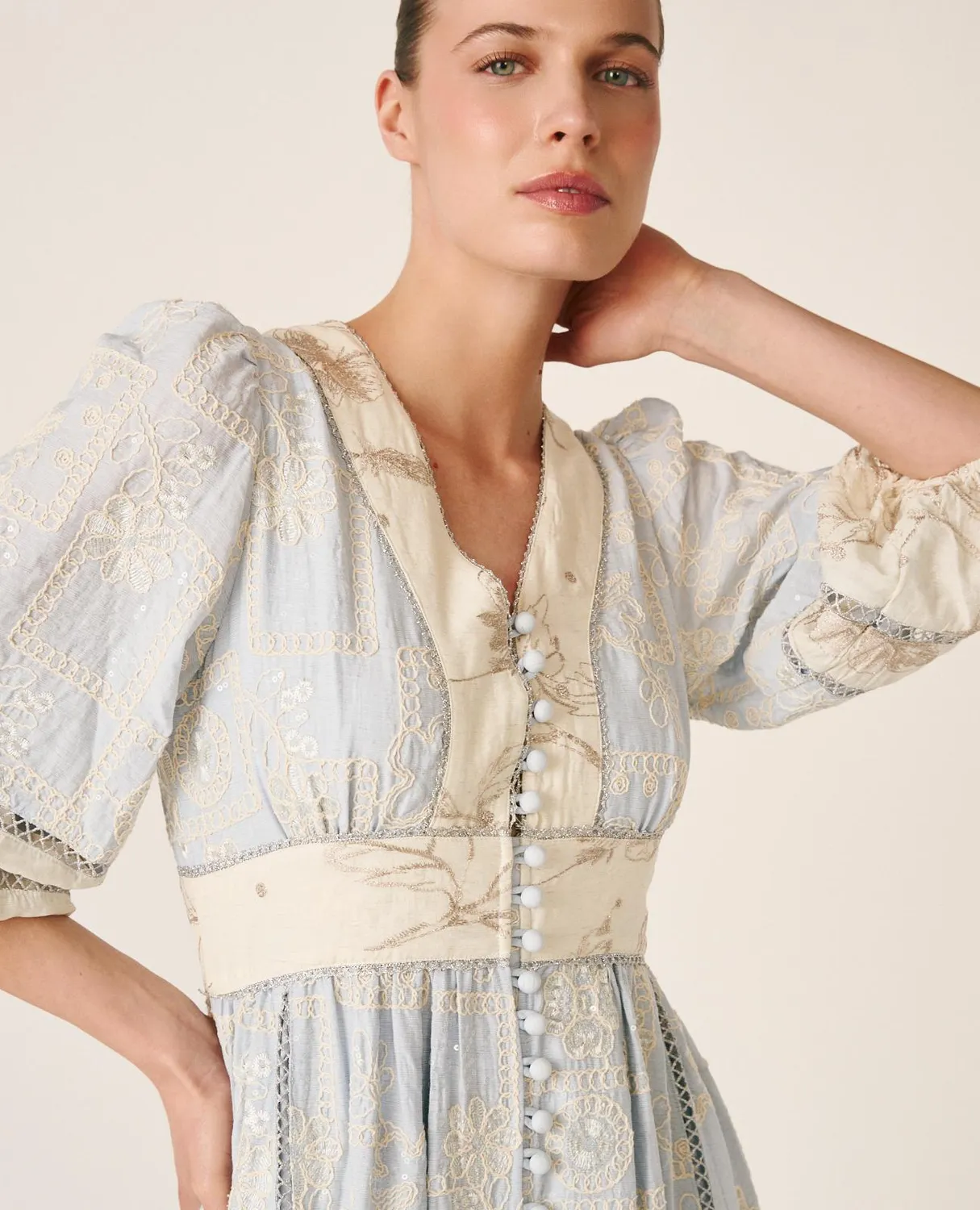 Alma en Pena V26CL0221 robe midi bleue brodée