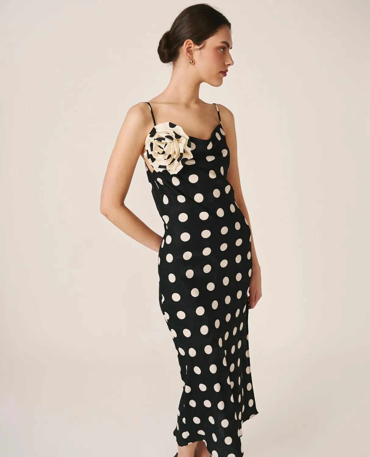 Alma en Pena V26CL0215 robe midi noire satin à pois