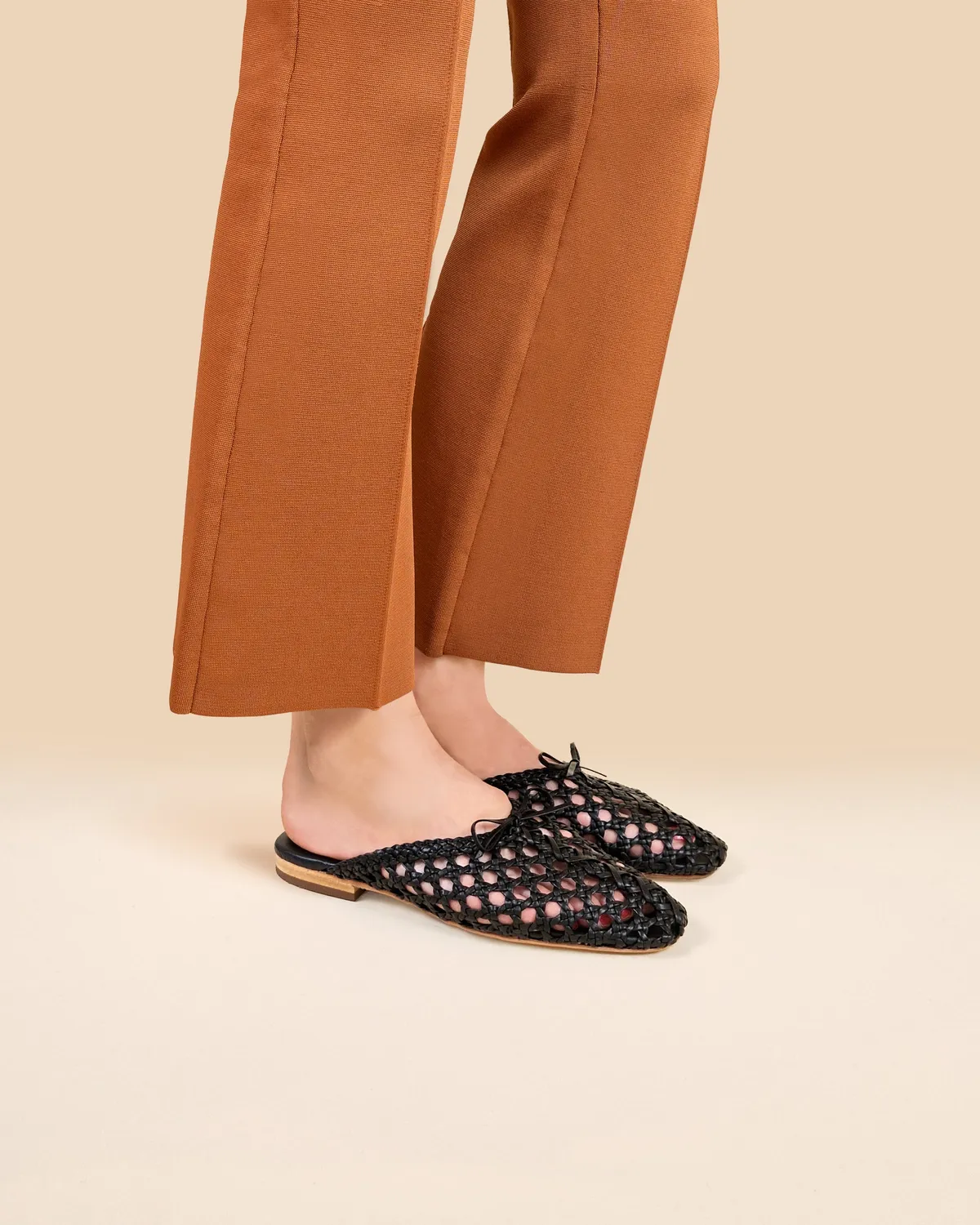 Mi/Mai Lucian Black mules plates cuir tressé noir