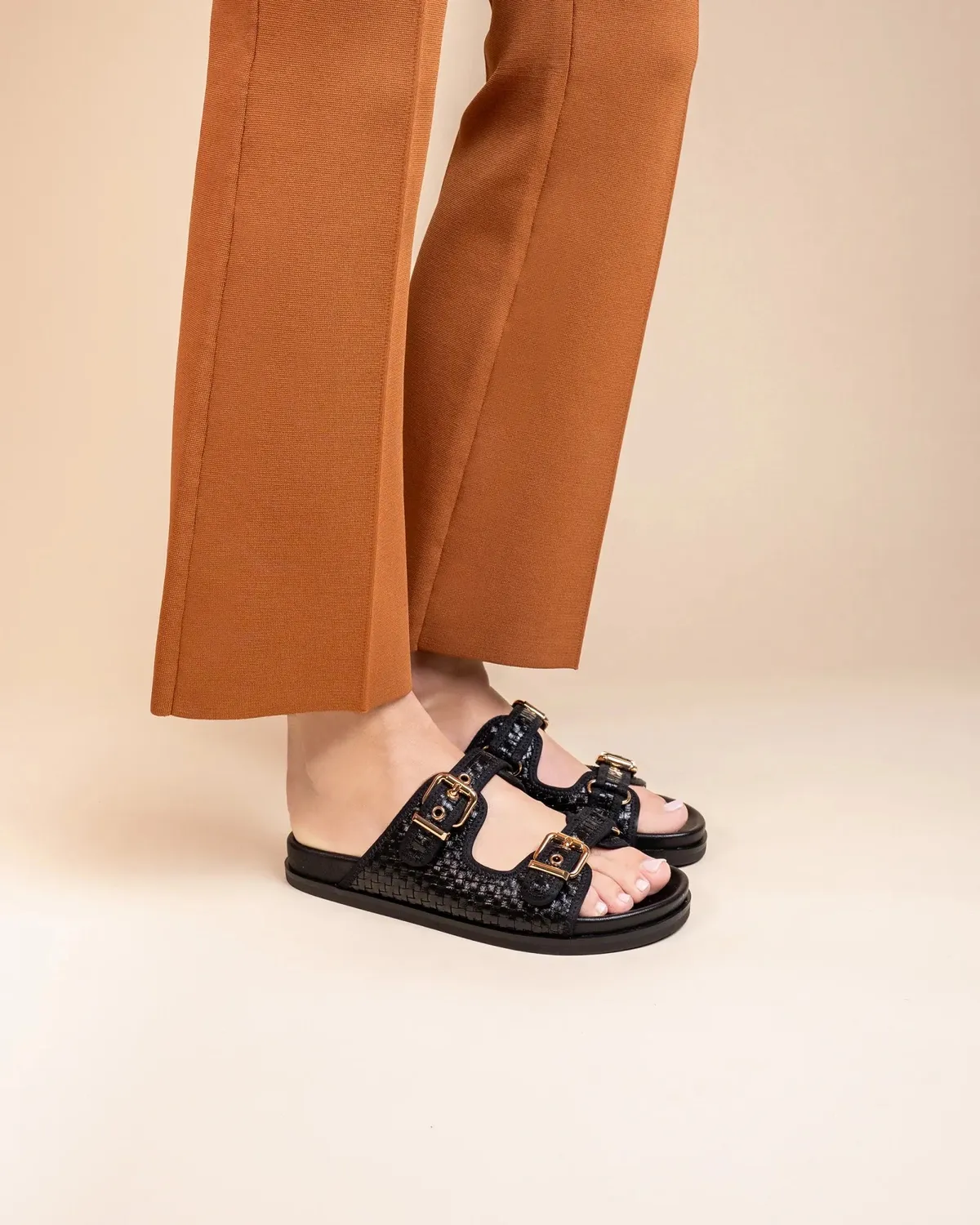 Mi/Mai Yayoi mules cuir noir brides boucles plates