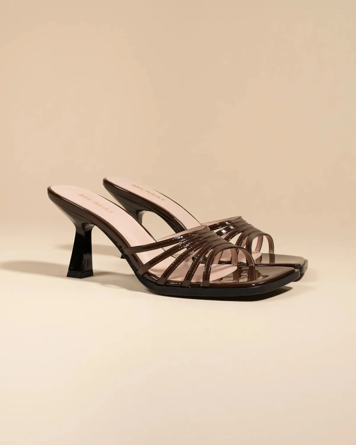 Mi/Mai Isamu Chocolate Patent mules verni talon haut