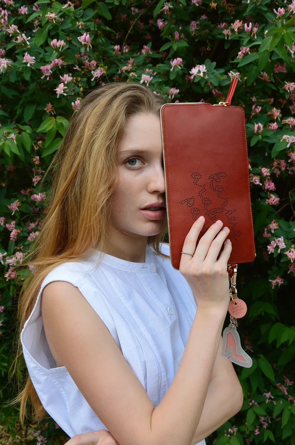 Karine Arabian CARIE pochette cuir cognac 15x25cm zippée