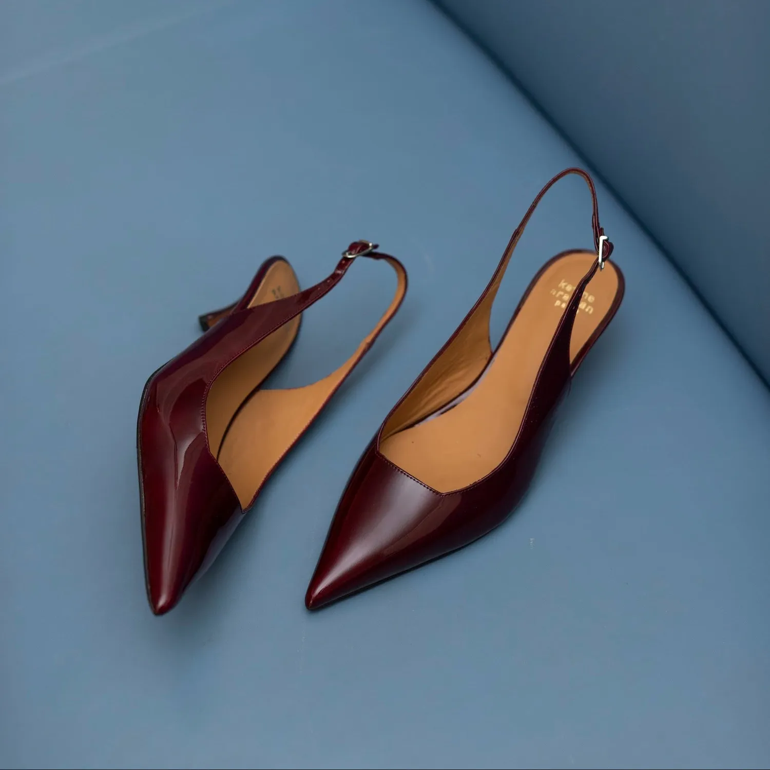 Karine Arabian Cassandra slingback cuir noir talon kitten