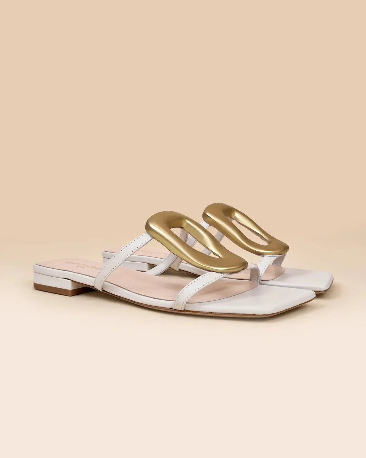Mi/Mai Kos White nu-pieds cuir blanc bijou doré plat