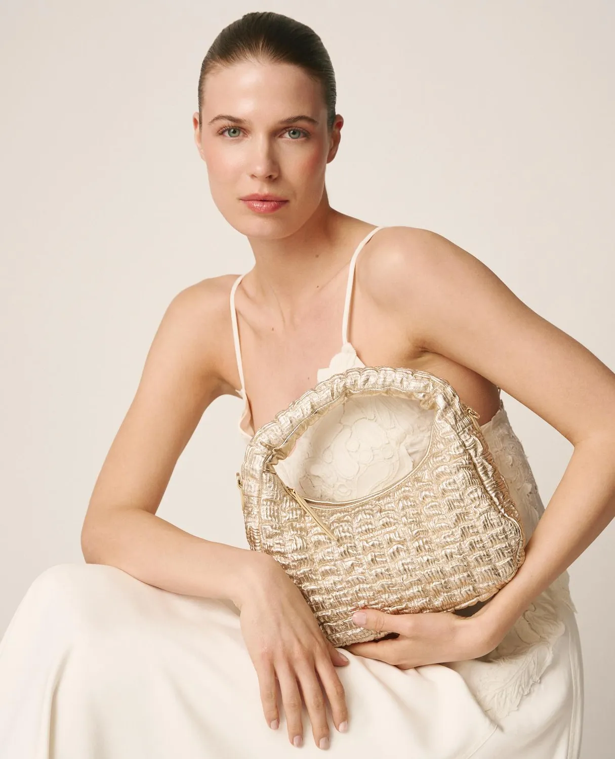 Alma en Pena V26BG024 sac bandoulière cuir doré relief