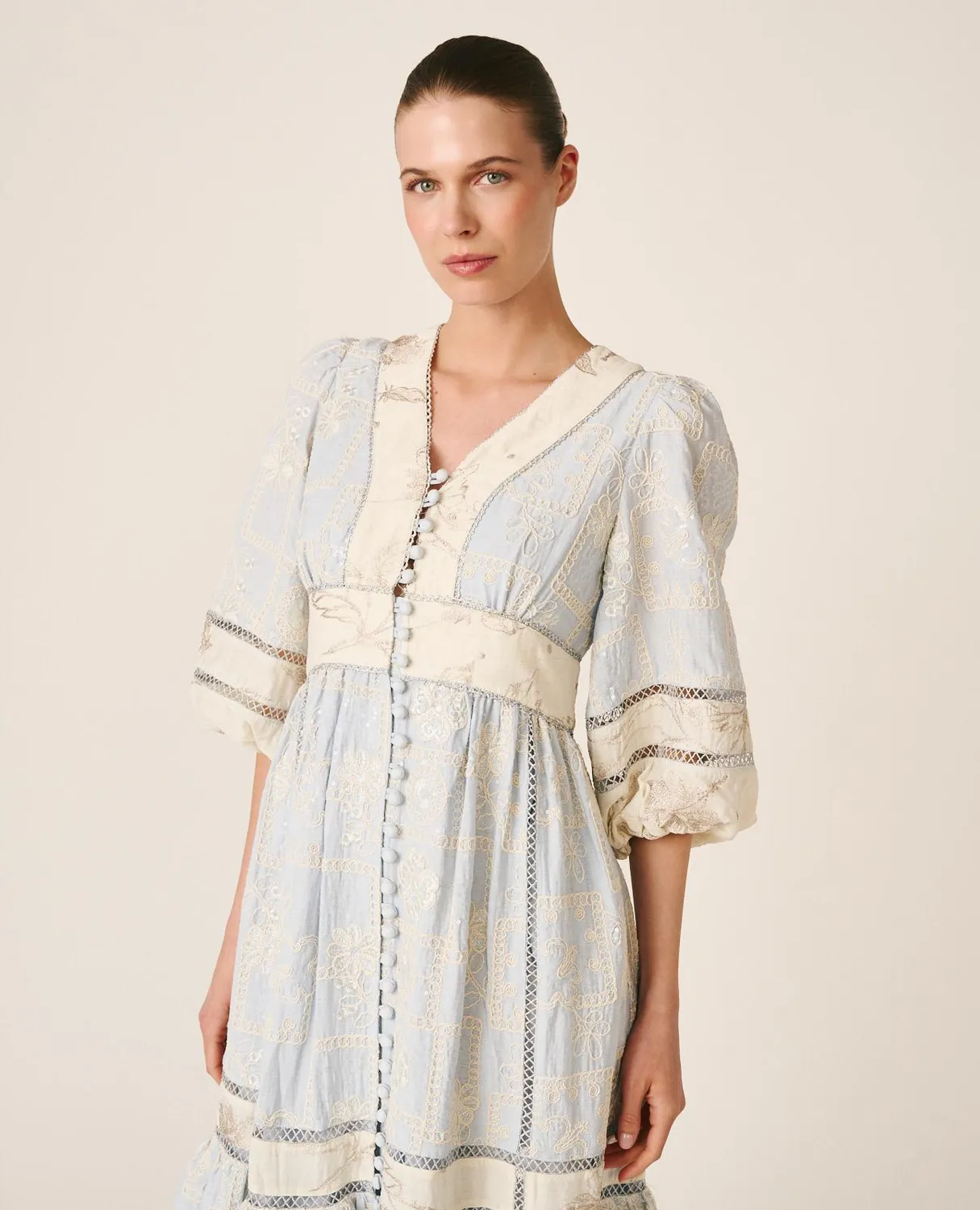 Alma en Pena V26CL0221 robe midi bleue brodée
