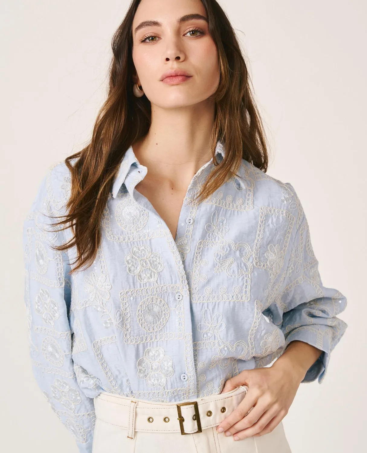 Alma en Pena V26CL0402 chemise bleue sequins brodés