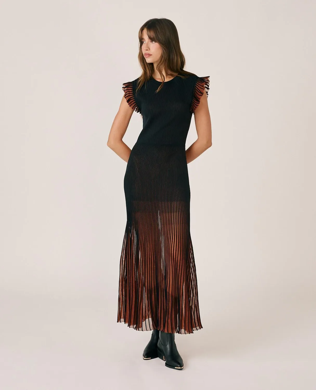 Alma en Pena I26CL0212 robe midi noire canalé ajustée
