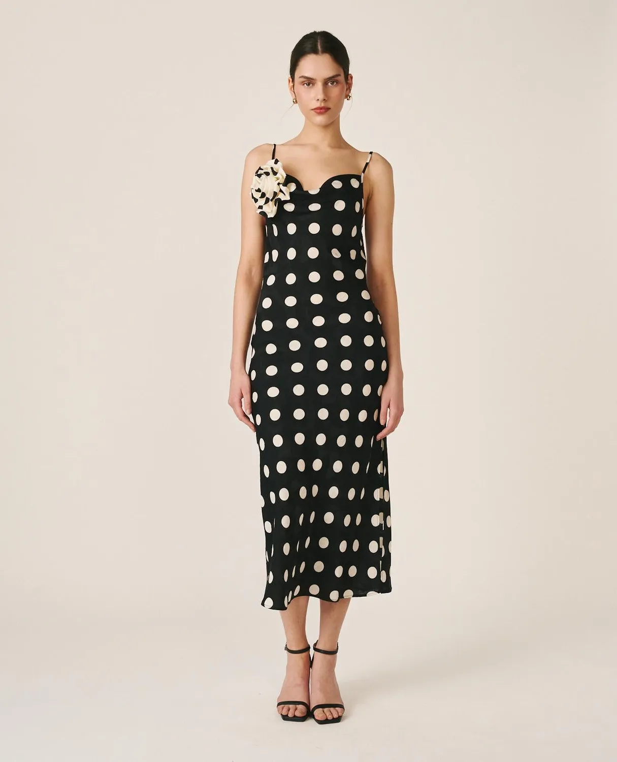 Alma en Pena V26CL0215 robe midi noire satin à pois