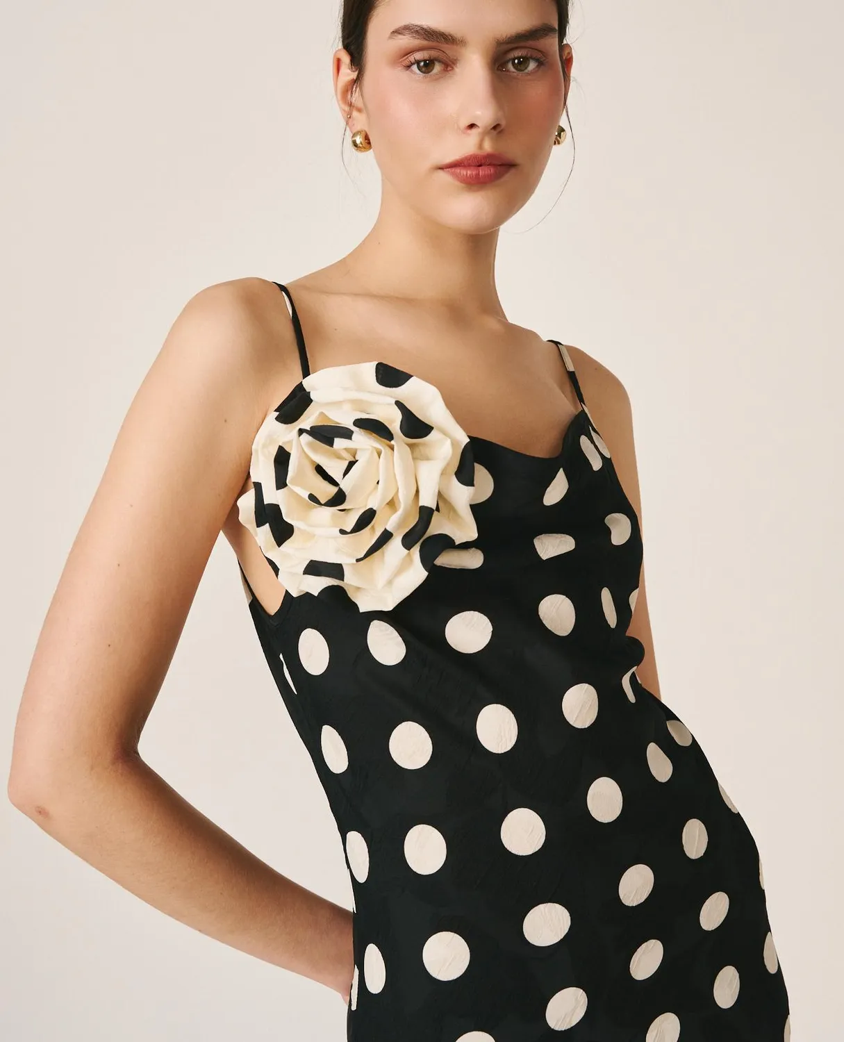 Alma en Pena V26CL0215 robe midi noire satin à pois