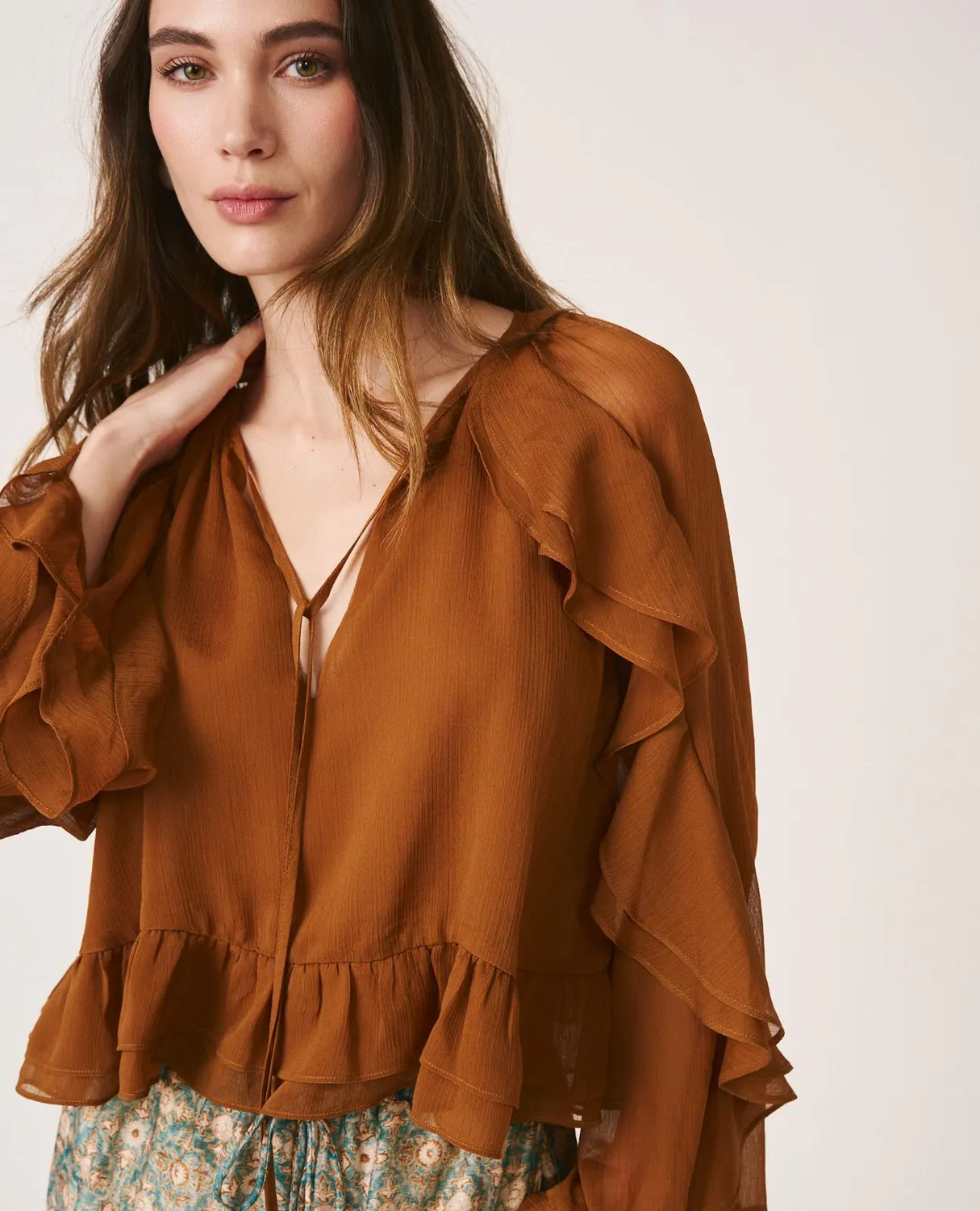 Alma en Pena V26CL0506 blouse marron à volants gaze