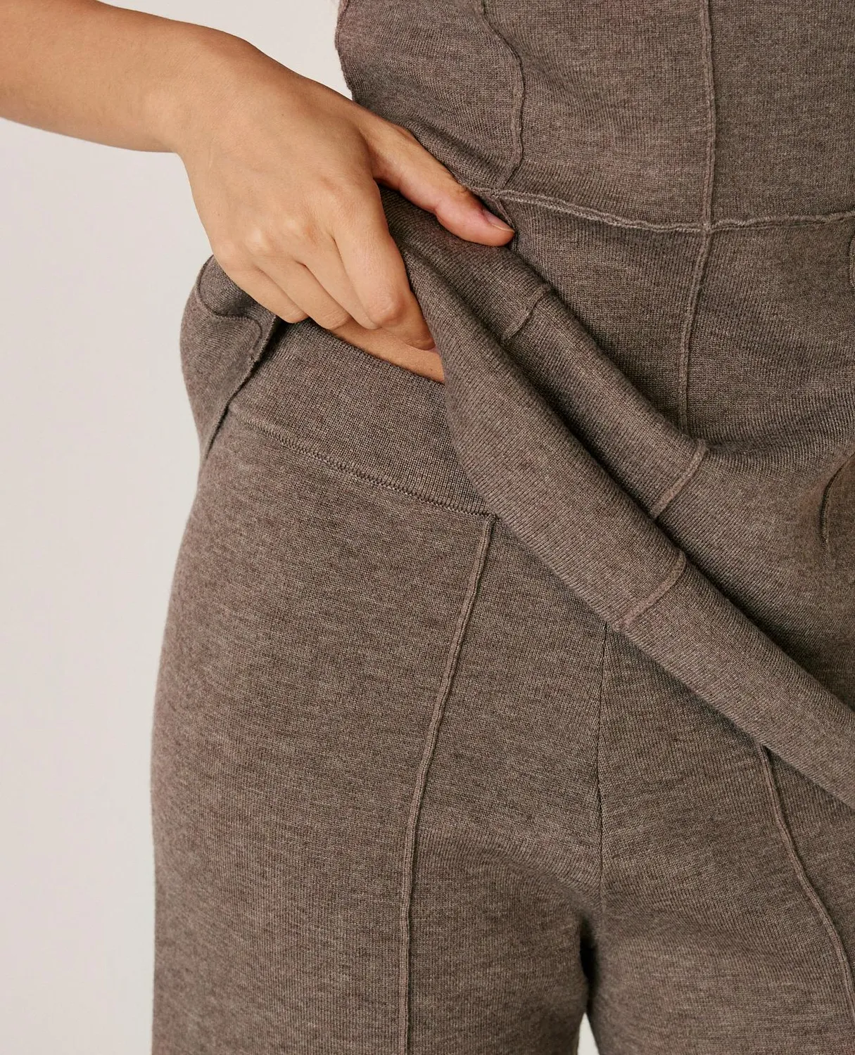 Alma en Pena I26CL1605 pantalon maille taupe large