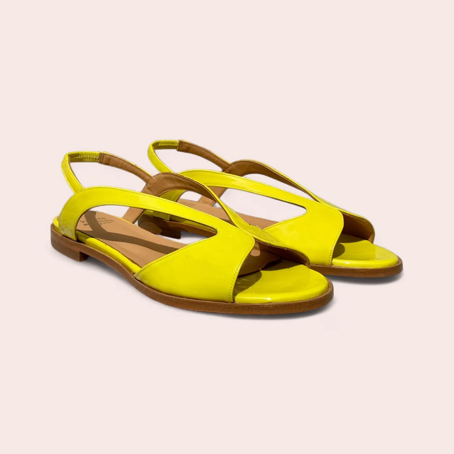 Karine Arabian YONI sandale plate jaune citron cuir verni