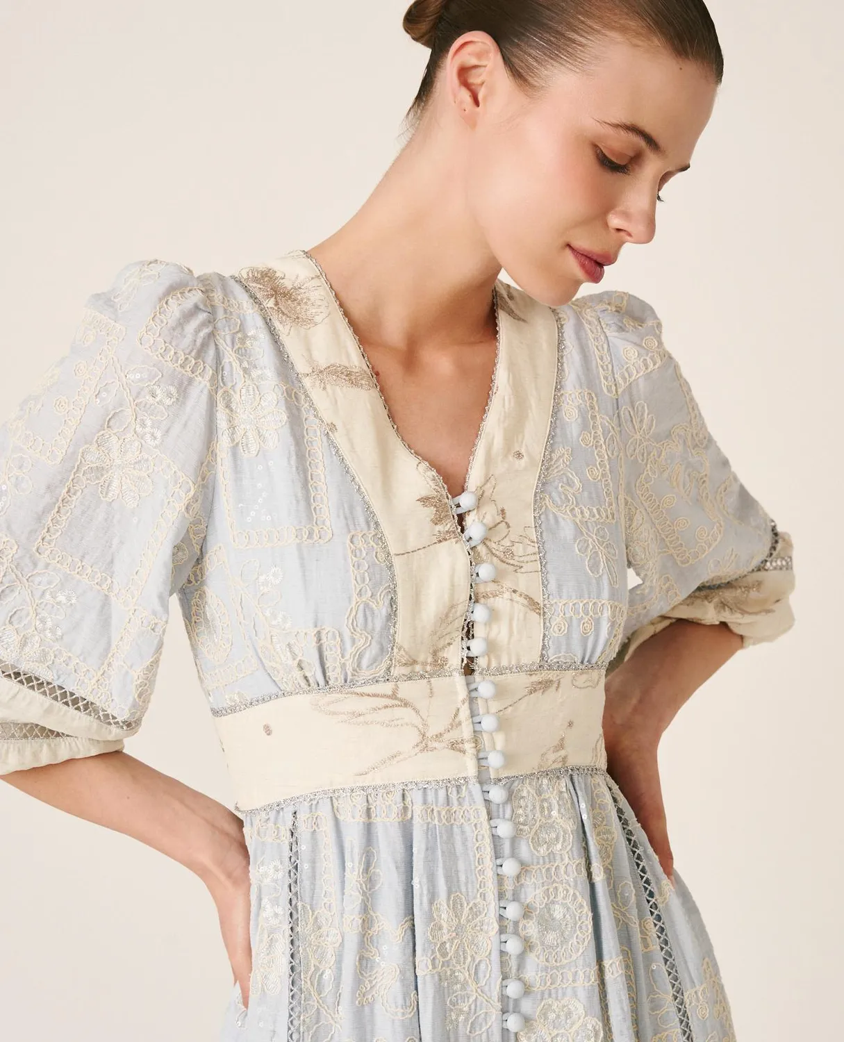 Alma en Pena V26CL0221 robe midi bleue brodée
