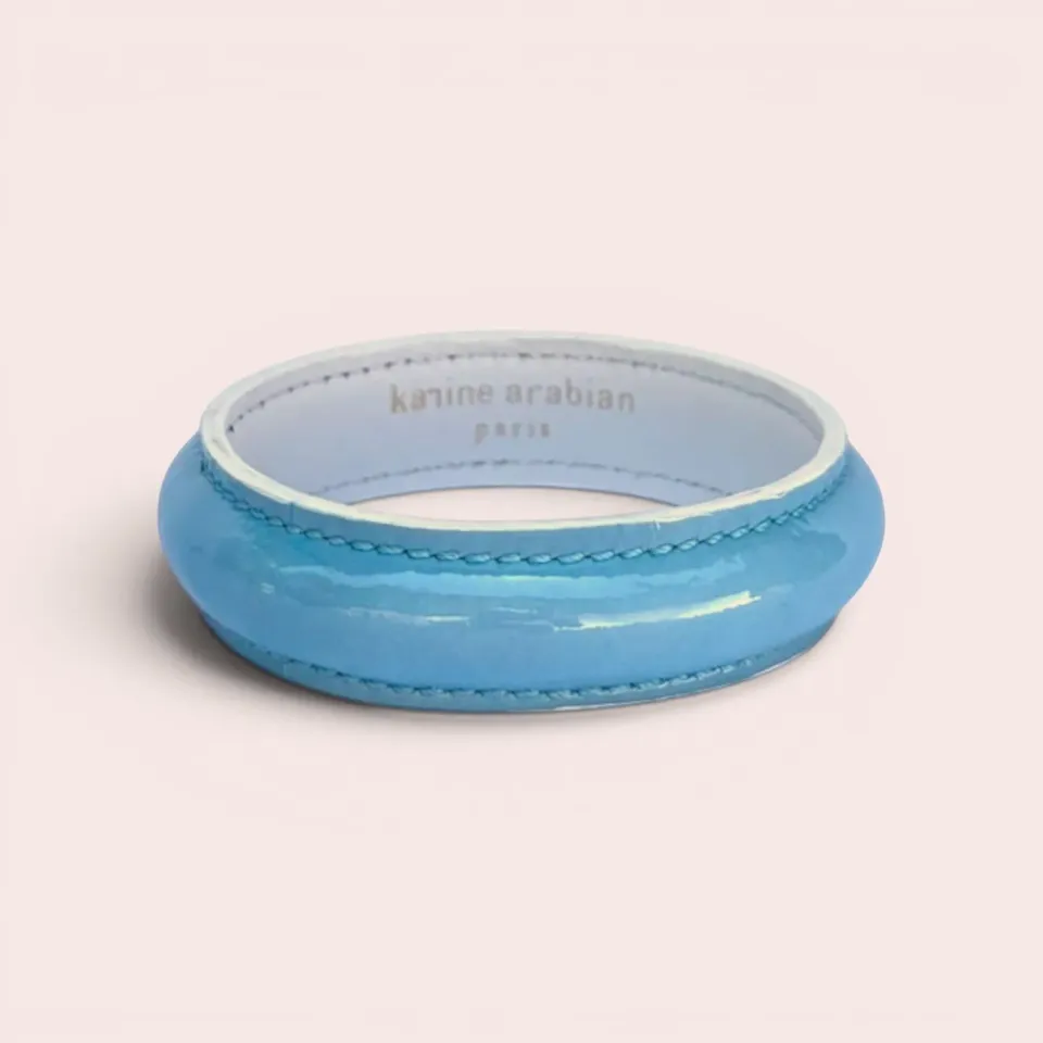 Karine Arabian Jonc bracelet cuir verni bleu Maya blanc