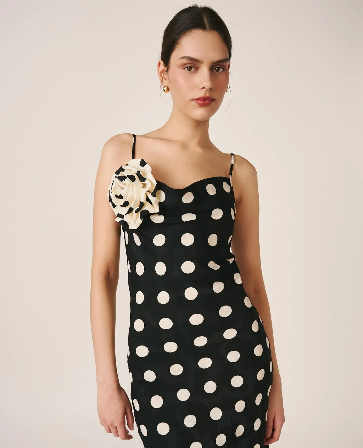 Alma en Pena V26CL0215 robe midi noire satin à pois