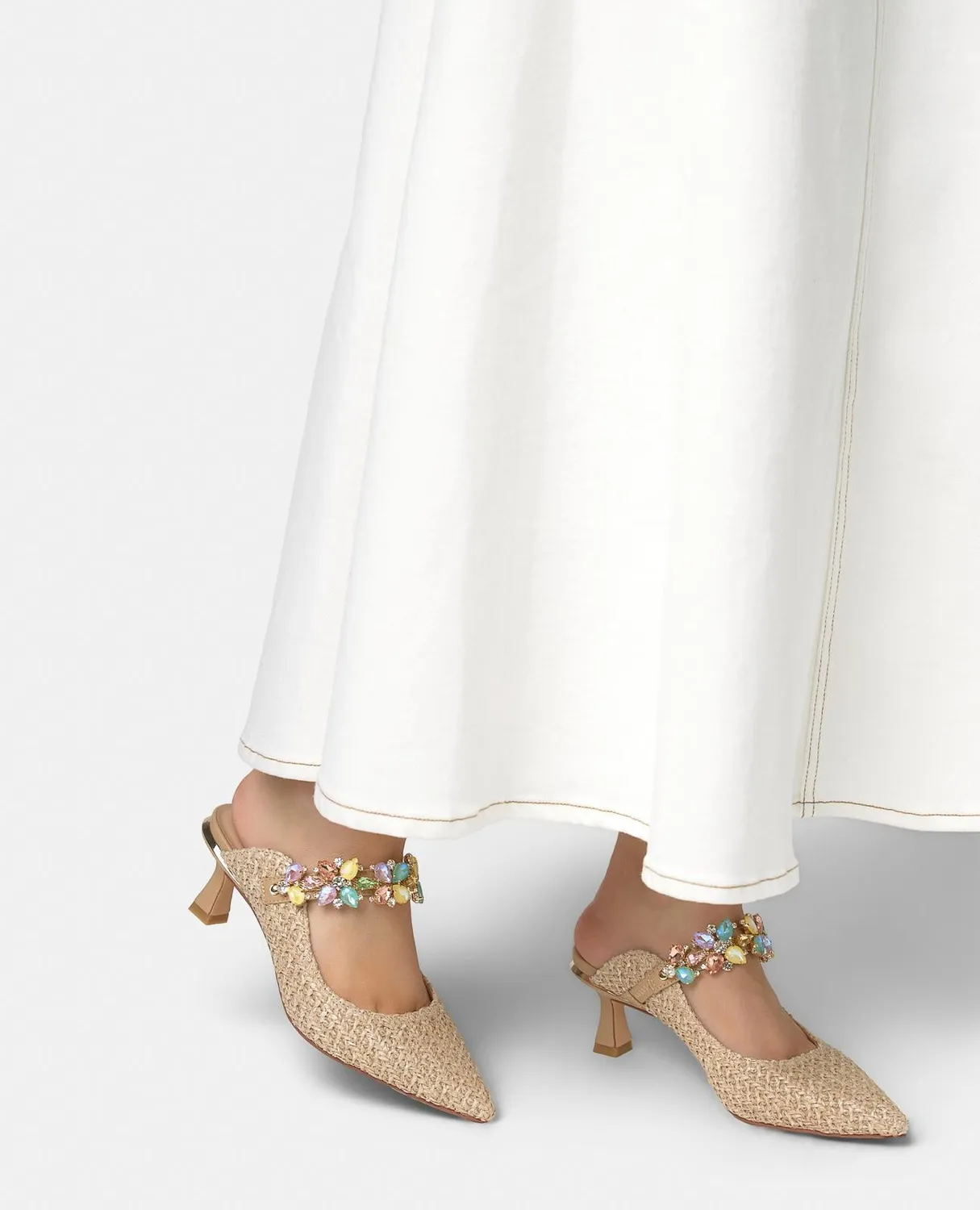 Alma en Pena V262204 mules sable raphia strass