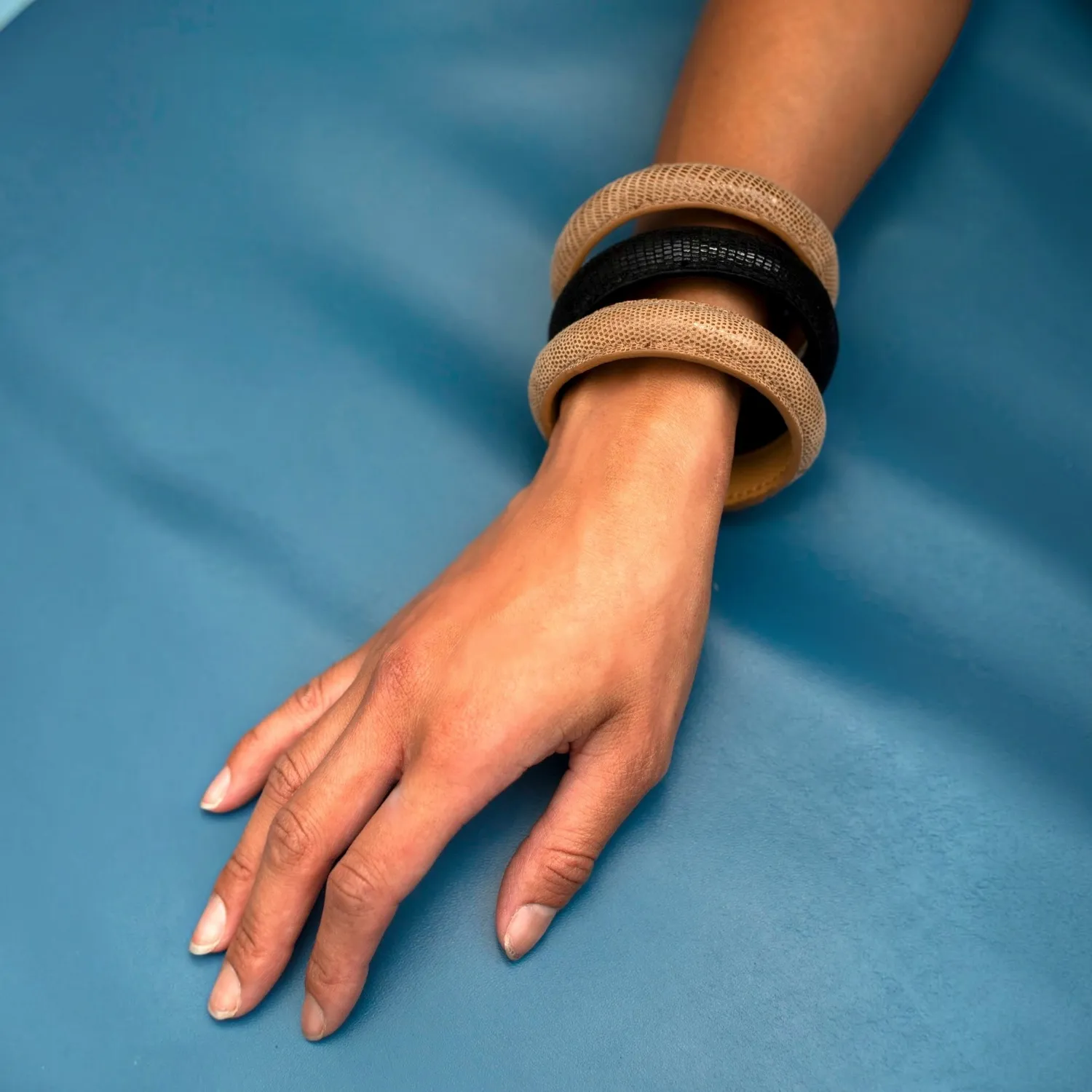 Karine Arabian Jonc bracelet lézard camel 63mm