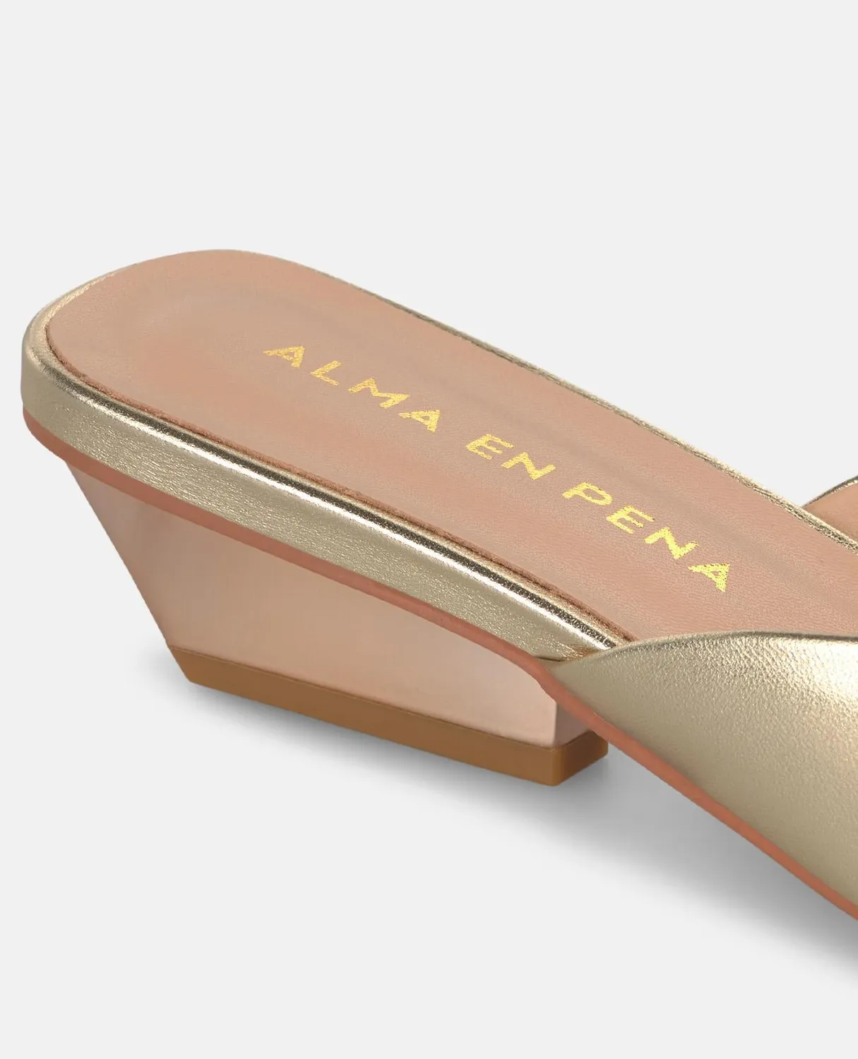 Alma en Pena Diva V260750 mules doré talon 5 cm