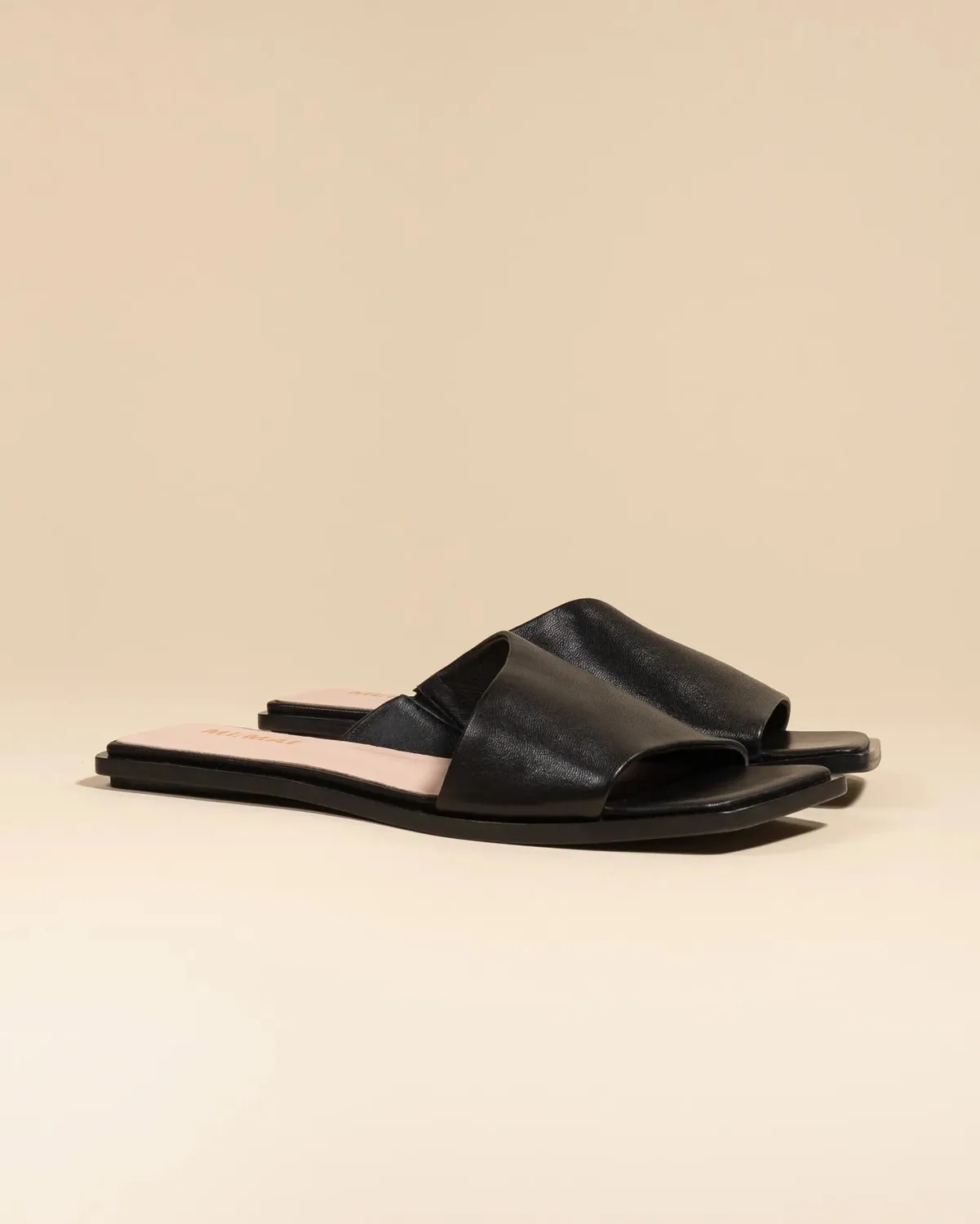 Mi/Mai Eero Black mules plates cuir noir bride large