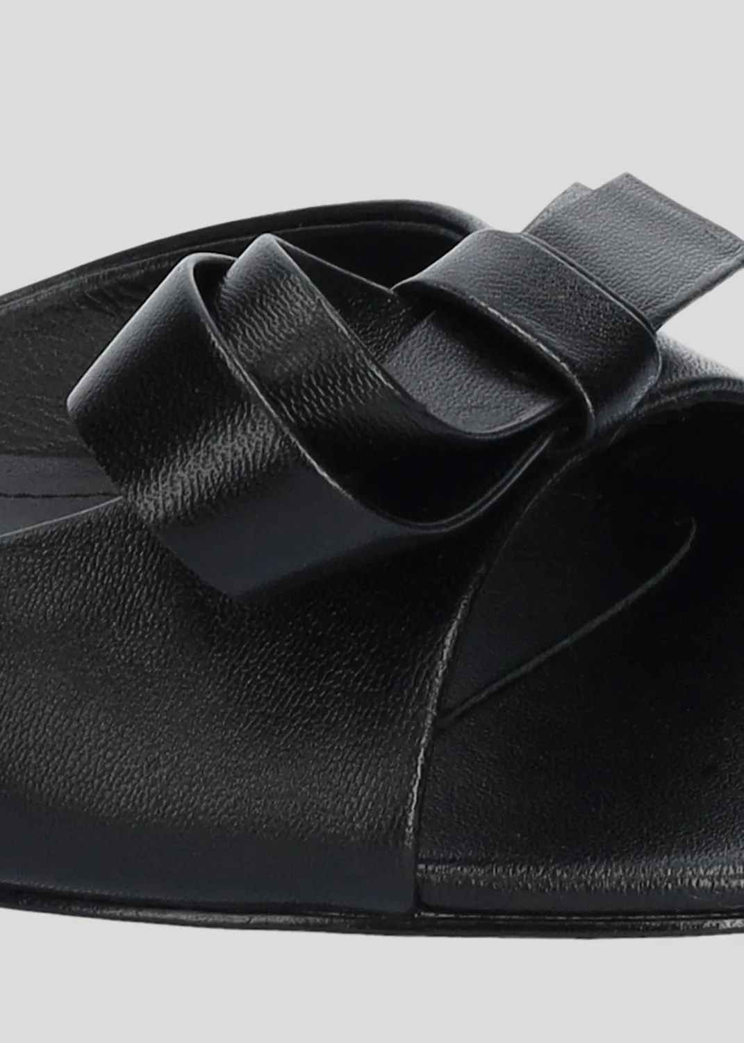 Lola Cruz Linda mules noires plates