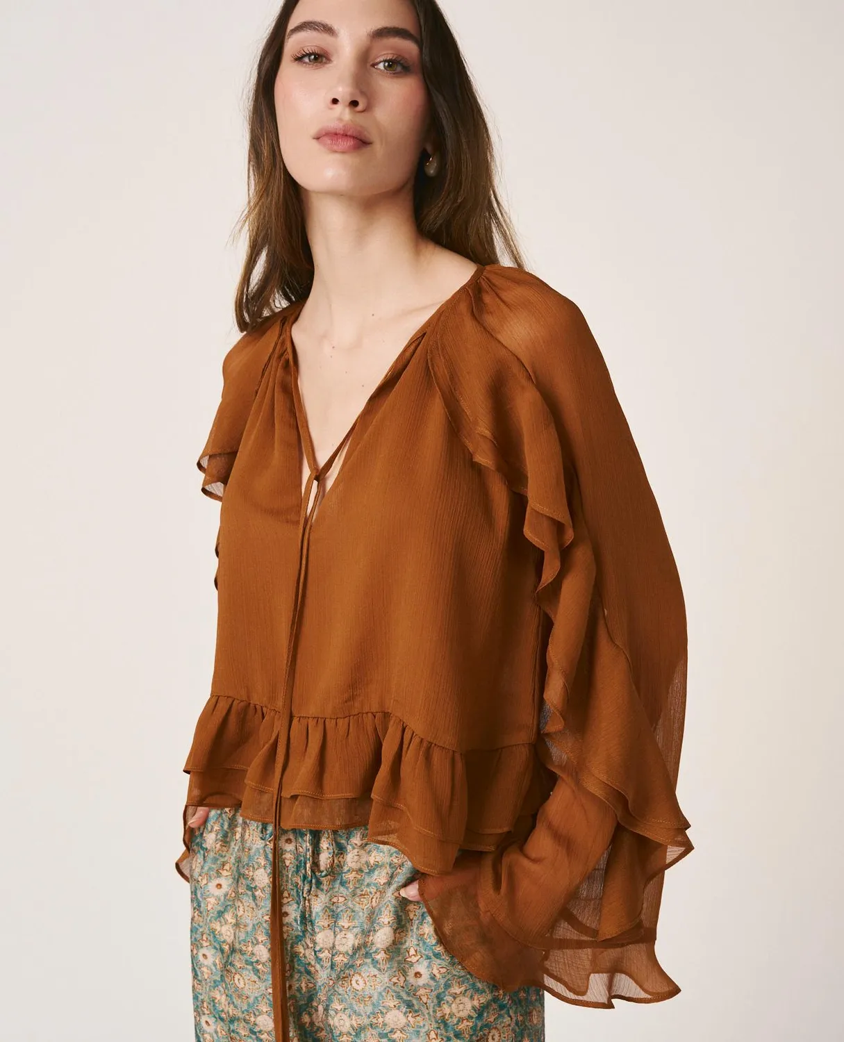 Alma en Pena V26CL0506 blouse marron à volants gaze