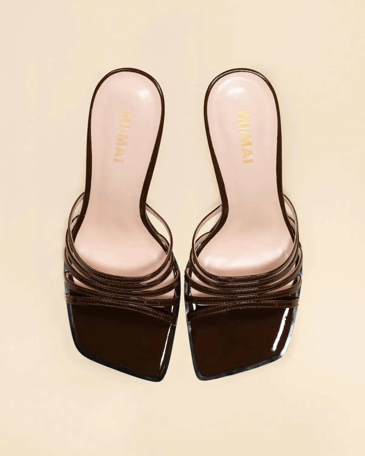 Mi/Mai Isamu Chocolate Patent mules verni talon haut