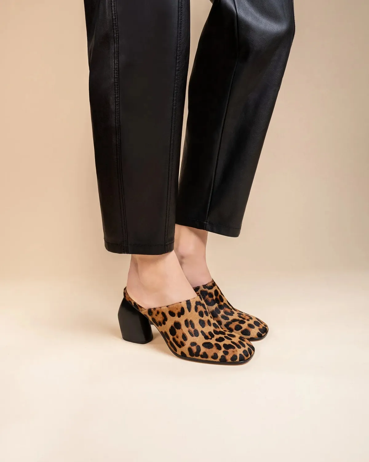 Mi/Mai Junya Leo Black mules sabot léopard 8cm